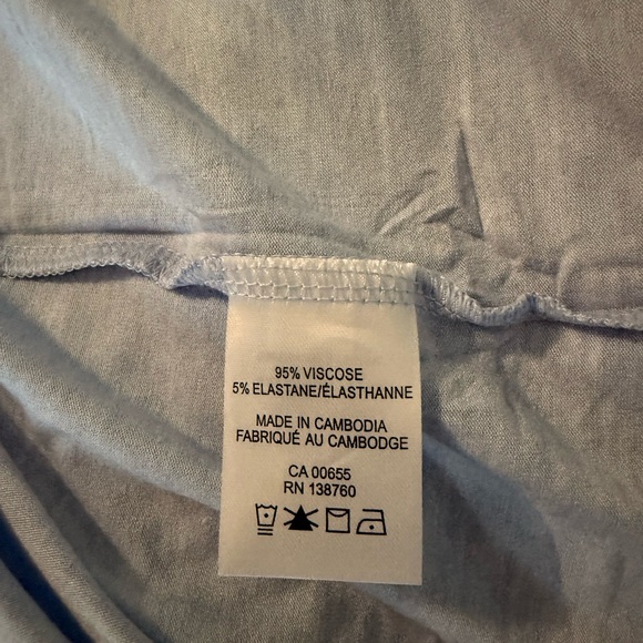 REITMANS - NWT - Essentials Light Blue V-Neck Tee - Picture 7 of 7